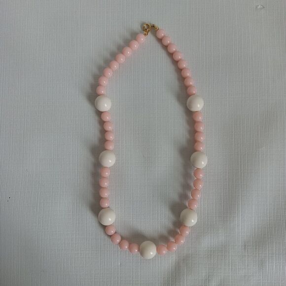 Vintage Trifari Crown Signed Pink & White Beaded Lightweight Fashion Necklace - Picture 3 of 9